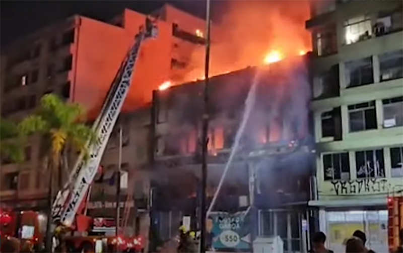 Bombeiros levaram toda a madrugada desta sexta para apagar incêndio (Imagem: YouTube/Reprodução)