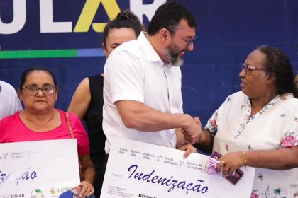 Governador Wilson Lima entrega cheque simbólico a beneficiada do Prosamin+ (Foto: Secom/Divulgação)