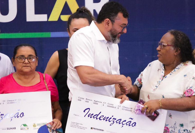 Governador Wilson Lima entrega cheque simbólico a beneficiada do Prosamin+ (Foto: Secom/Divulgação)