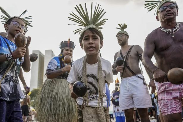 Indígenas em manifestação em Brasília por demarcação de terras: governo promete destravar processos (Foto: Rafa Neddermeyer/ABr)
