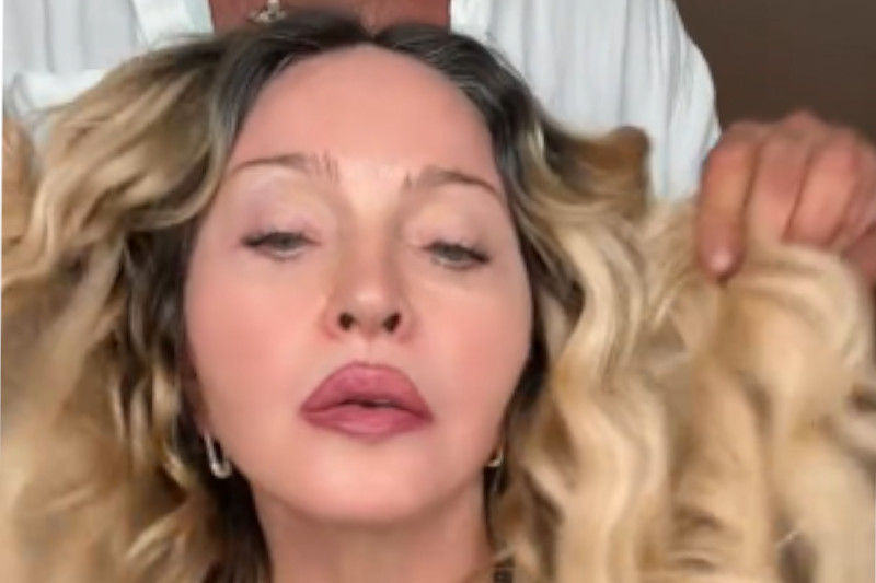 Madonna em cena de vídeo em que ouve Luiz Gonzaga (Imagem: TiukTok/Reprodução)