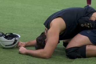 Matteus se ajoelhou feliz por ter ganhado a prova (Imagem: Reprodução/Globoplay)