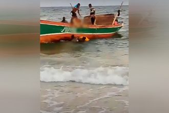 Pescadores resgataram corpos que estavam boiando no mar (Imagem: YouTube/Reprodução)