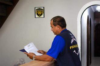 Agente do Procon entrega notificação no Amazonas FC (Foto: João Pedro/Procon-AM)