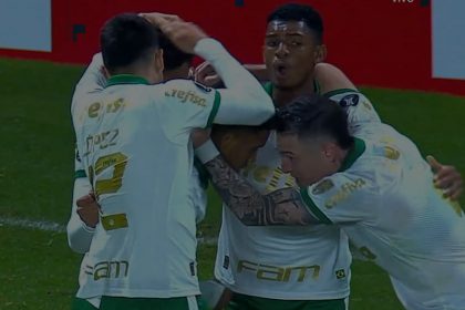 Jogadores comemoram gol de Estêvão na vitória do Palmeiras (Imagem: YouTube/Reprodução)