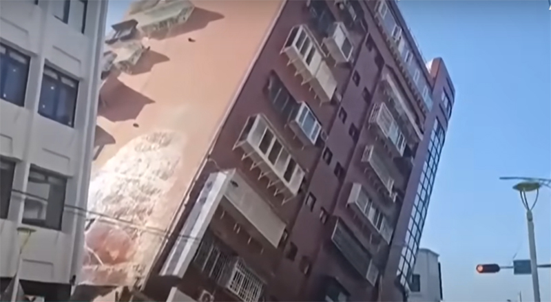 Prédios tombaram e outros ficaram inclinados com o terremoto (Imagem: YouTube/Reprodução)