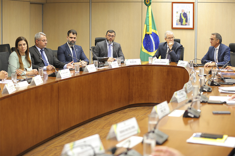 Governador Wilson Lima com ministros em Brasília: pedido de ajuda para atenuar efeitos da seca (Foto: Diego Peres/Secom)