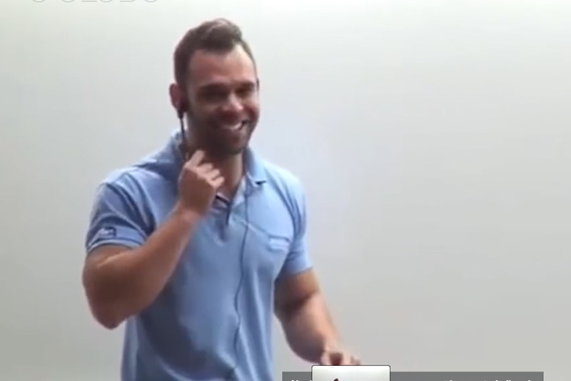 Ronaldo Bandeira no vídeo em que ensinou tortura (Imagem: YouTube/Reprodução)