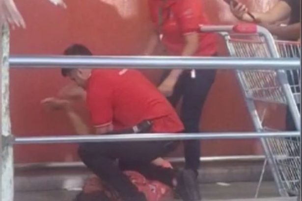 Momento em que a mulher é agredida na parte exterior da loja (Imagem: Divulgação/rede social)