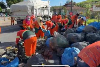 Trabalhadores da Semulsp retirando o lixo (Imagem: Facebook/Reprodução)