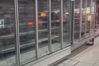 Prateleiras vazias em supermercado de Porto Alegre: Abia garante abastecimento de alimentos (Imagem: YouTube/Reprodução)