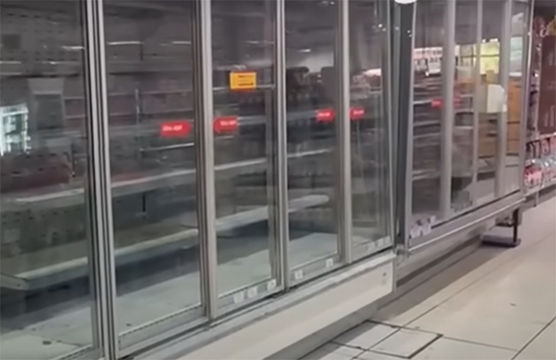 Prateleiras vazias em supermercado de Porto Alegre: Abia garante abastecimento de alimentos (Imagem: YouTube/Reprodução)