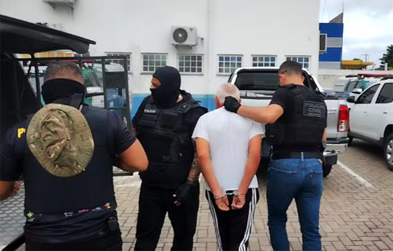 Chegada de um dos suspeitos à delegacia: operação contra abuso sexual de crianças (Foto: PC-AM/Divulgação)