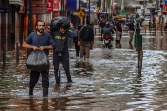 Nível da água baixou e moradores de Porto Alegre contabilizam prejuízos (Foto: Rafa Neddermeyer/ABr)