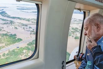 Presidente Lula ao sobrevoar áreas afetadas por enchente no Rio Grande do Sul: apoio ao estado (Foto: Ricardo Stuckert/PR)