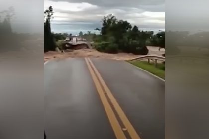 Parte de ponte é levada pela enxurrada no Rio Grande do Sul (Imagem: YouTube/Reprodução)