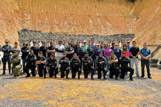Promotores na foto oficial da aula de tiro: mirando no alvo (Foto: MPAM/Divulgação)