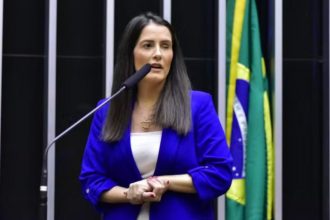 Formada em jornalismo, Amália Scudeler de Barros Santos nasceu na cidade de Mogi Mirim-SP (Foto: Zeca Ribeiro/Agência Câmara)