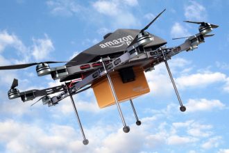 Amazon usará drones para entrega de compras em longas distâncias (Imagem: YouTube/Reprodução)