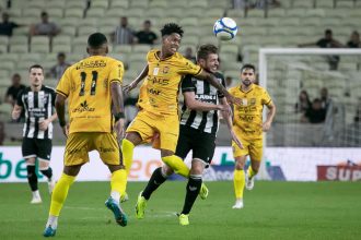 Amazonas FC (de amarelo) teve domínio de bola, mas Ceará foi mais eficiente no ataque (Foto: Baggio Rodrigues/Sued Photo Press/AMFC)