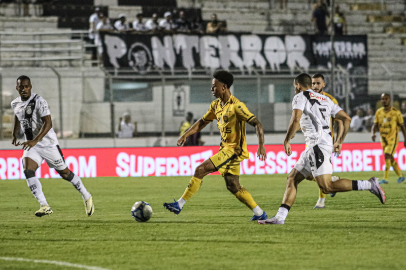 Mateuszinho foi bem marcado e não teve chances de balançar as redes da Ponte Preta (Foto: Jadison Sampaio/AMFC)