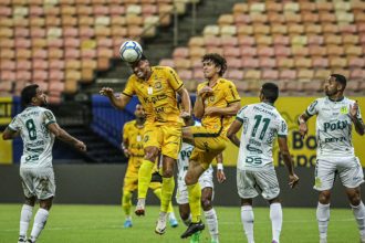 Amazonas Fc (de amarelo) venceu em casa e melhorou posição na tabela de classificação (Foto: João Normando/AMFC)