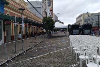 Cadeiras foram colocadas em trecho da Avenida Eduardo Ribeiro para missa de Corpus Christi (Foto: Milton Almeida/AM ATUAL)