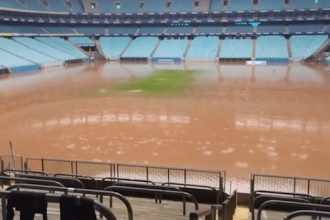 Campo da Arena do Grêmio inundada: clube quer adiar jogos em Porto Alegre (Imagem: YouTube/Reprodução)