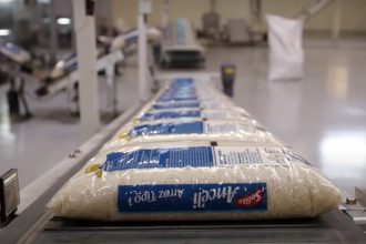 Beneficiamento de arroz: empresas do setor afirmam que estoque está normal (Imagem: YouTube/Reprodução)