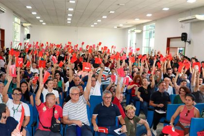 Docentes da Ufam em assembleia