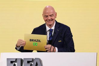 Presidente da Fifa Gianni Infantino mostra nome do Brasil ao anunciar a sede da Copa 2027 (Foto: @gianni_infantino/Instagram)