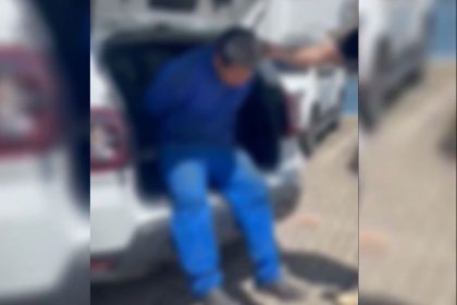 Indígena no momento em que chegou à delegacia onde ficou preso por estupro (Foto: PC-AM)