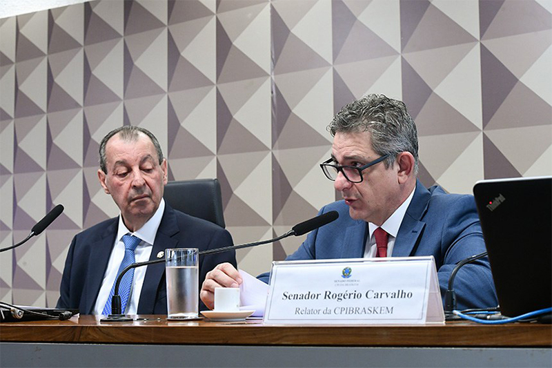Omar Aziz (presidente) e Rogério Carvalho (relator) na leitura do relatório da CPI da Braskem (Foto: Edilson Rodrigues/Agência Senado)