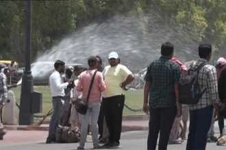Em Nova Délhi, duchas de água ajudam a amenizar o calor nas praças (Imagem: YouTube/Reprodução)