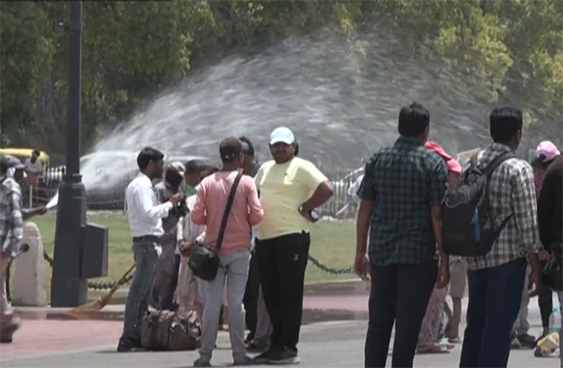Em Nova Délhi, duchas de água ajudam a amenizar o calor nas praças (Imagem: YouTube/Reprodução)