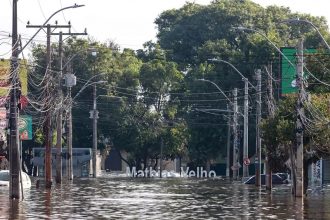 Bairro inundado em Canoas: militares divulgaram informação falsa sobre rompimento de dique (Foto: Rafa Neddermeyer/ABr)