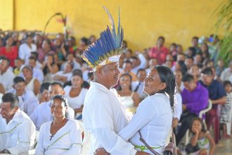 Casal se abraça ao oficializar a união em casamento coletivo indígena (Foto: Chico Batata/TJAM)