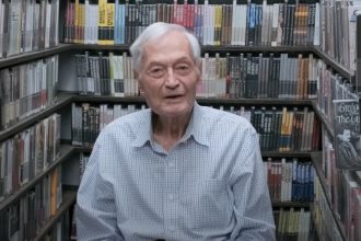 Roger Corman é autor de filmes inesquecíveis e alçou atores e atrizes ao estrelato (Imagem: YouTube/Reprodução)