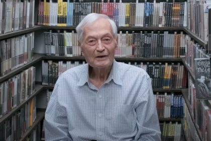 Roger Corman é autor de filmes inesquecíveis e alçou atores e atrizes ao estrelato (Imagem: YouTube/Reprodução)