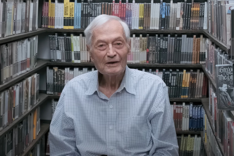 Roger Corman é autor de filmes inesquecíveis e alçou atores e atrizes ao estrelato (Imagem: YouTube/Reprodução)