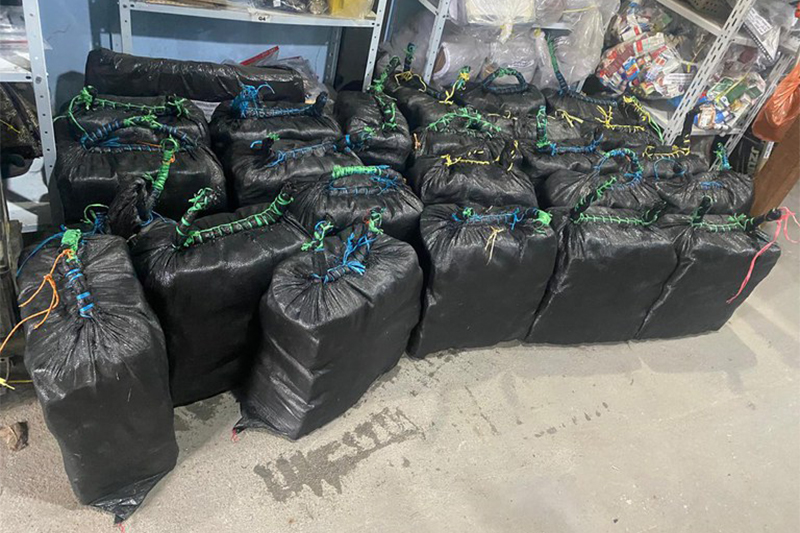 Cocaína estava em lancha. Também foram apreendidas armas (Foto: PF/Divulgação)