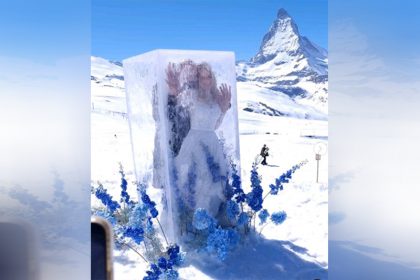 Lucy Clayton foi levada à cerimônia de casamento dentro de um cubo de gelo (Imagem: Instagram/Reprodução)