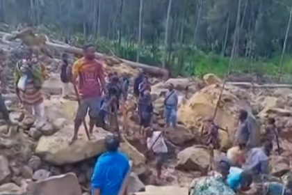 Moradores de áreas atingidas pelo deslizamento ajudam na busca por corpos ou sobreviventes (Imagem: YouTube/Reprodução)