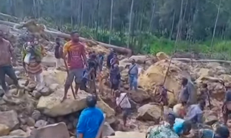Moradores de áreas atingidas pelo deslizamento ajudam na busca por corpos ou sobreviventes (Imagem: YouTube/Reprodução)