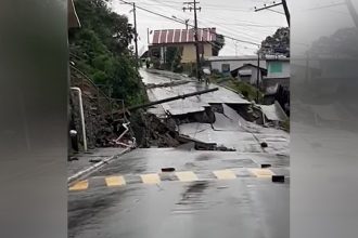 Infiltração de água causa desmoronamento de rua em Gramado (Imagem: YouTube/Reprodução)