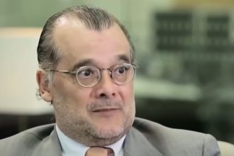 Economista Gustavo Franco revela bastidores da criação do Plano Real (Imagem: TV Cultura/YouTube)