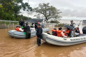 Bombeiros resgatam desabrigados no Rio Grande do Sul: Judiciário deve debater questões climáticas (Foto: Marinha do Brasil/Divulgação)