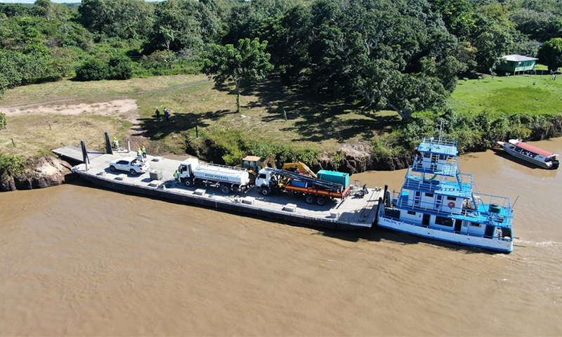 Veículos e equipamentos são desembarcados em local onde será construído porto para escoar o potássio em Autazes (Foto: Potássio do Brasil/Divulgação)