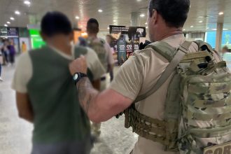 Momento em que suspeito desembarca escoltado por policiais no aeroporto de Manaus (Imagem: PC-AM/Reprodução)