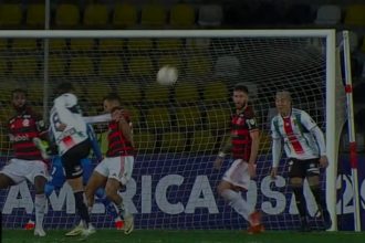 Cornejo chuta a bola para marcar golaço na vitória sobre o Flamengo (Imagem: ESPN/YouTube/Reprodução)